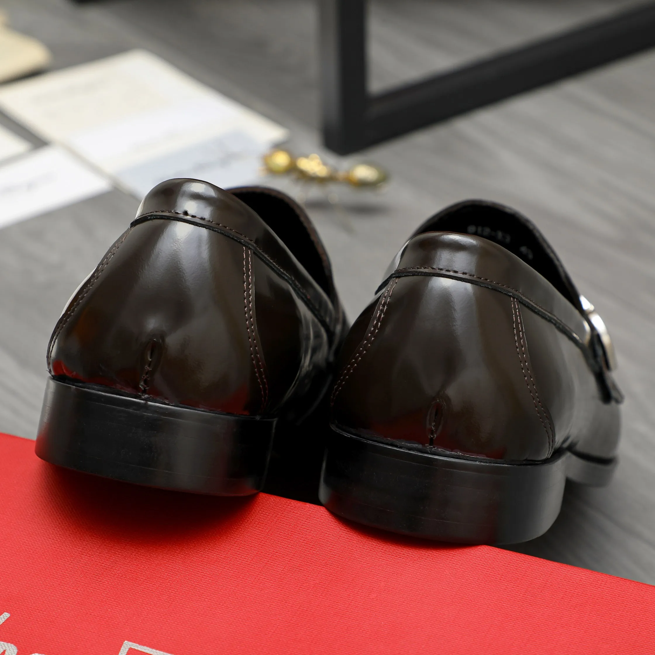 Men's shoes 💰442 Product trademark: Ferragamo "Ferragamo" business formal leather shoes Regular size: 38-46 (45.46 custom-made and non-returnable) Product materials: Selected pearlescent cowhide upper, cowhide lining, original rubber outsole